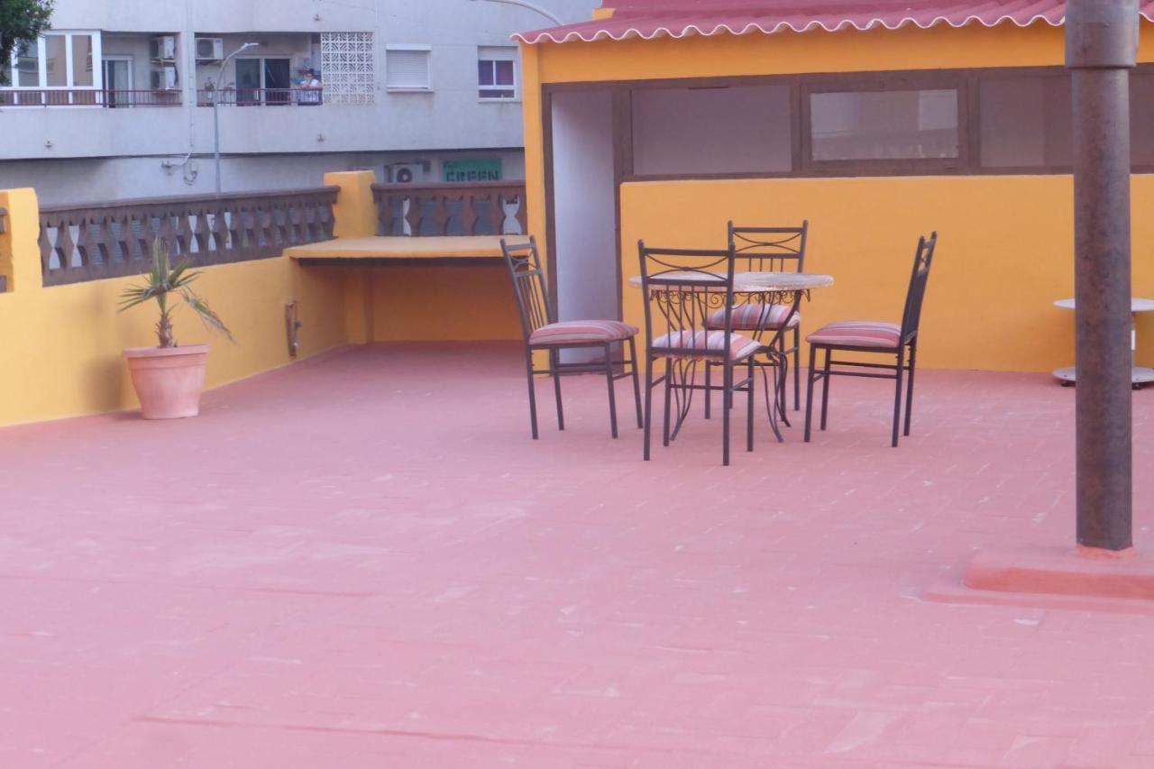 Agradable Casa Con Patio Y Terraza En El Centro Villa El Campello Dış mekan fotoğraf
